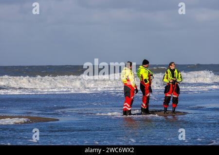 Rettungsschwimmer in Überlebensanzügen beim Neujahrsschwimmen in Domburg auf Walcheren, Zeeland, Niederlande. ###NUR REDAKTIONELLE VERWENDUNG### Rettungsschwimmer in Stockfoto