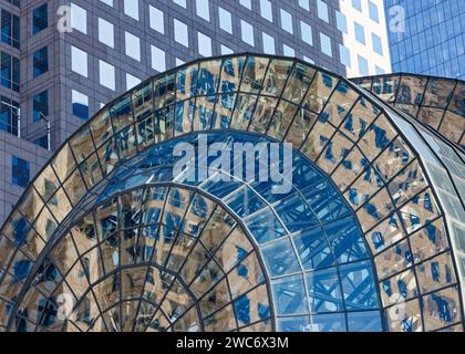 Das von César Pelli entworfene Winter Garden Atrium des Brookfield Place ist ein glasgerahmtes Einkaufszentrum mit erstklassigen Einkaufsmöglichkeiten, Restaurants und Kunstinstallationen. Stockfoto