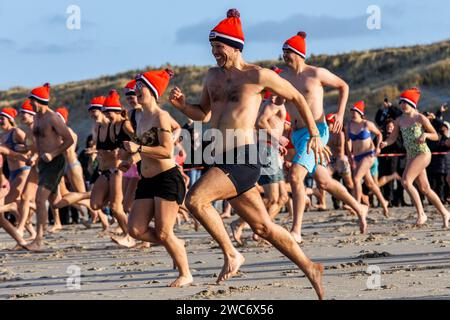 Neujahrsschwimmen in Domburg auf Walcheren, sprinten die Teilnehmer ins Wasser, Zeeland, Niederlande. ###NUR REDAKTIONELLE VERWENDUNG### Neujahrsschwimmen in Stockfoto