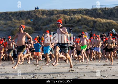 Neujahrsschwimmen in Domburg auf Walcheren, sprinten die Teilnehmer ins Wasser, Zeeland, Niederlande. ###NUR REDAKTIONELLE VERWENDUNG### Neujahrsschwimmen in Stockfoto