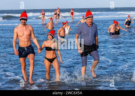 Neujahrsschwimmen in Domburg auf Walcheren, Zeeland, Niederlande. ###NUR REDAKTIONELLE VERWENDUNG### Neujahrsschwimmen in Domburg auf Walcheren, Zeeland, Nied Stockfoto