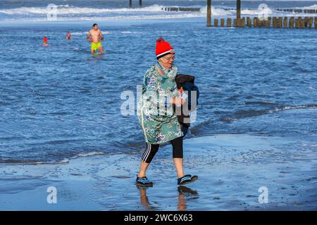 Neujahrsschwimmen in Domburg auf Walcheren, Zeeland, Niederlande. ###NUR REDAKTIONELLE VERWENDUNG### Neujahrsschwimmen in Domburg auf Walcheren, Zeeland, Nied Stockfoto