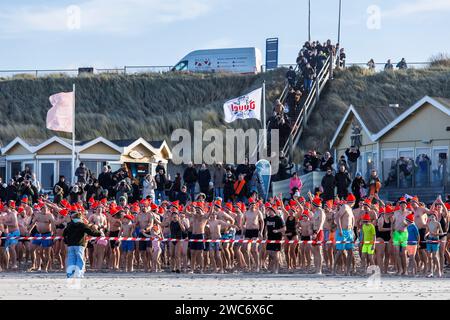 Neujahrsschwimmen in Domburg auf Walcheren, die Teilnehmer stehen an, um ins Wasser zu springen, Zeeland, Niederlande. ###NUR REDAKTIONELLE VERWENDUNG### NEUJAHRSSC Stockfoto