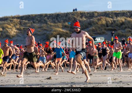 Neujahrsschwimmen in Domburg auf Walcheren, sprinten die Teilnehmer ins Wasser, Zeeland, Niederlande. ###NUR REDAKTIONELLE VERWENDUNG### Neujahrsschwimmen in Stockfoto