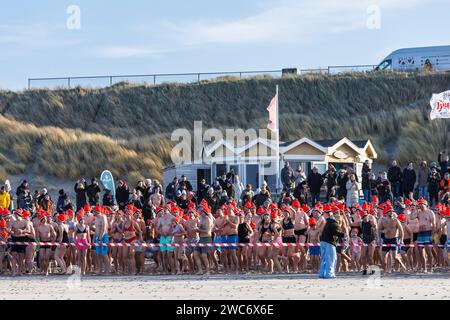 Neujahrsschwimmen in Domburg auf Walcheren, die Teilnehmer stehen an, um ins Wasser zu springen, Zeeland, Niederlande. ###NUR REDAKTIONELLE VERWENDUNG### NEUJAHRSSC Stockfoto