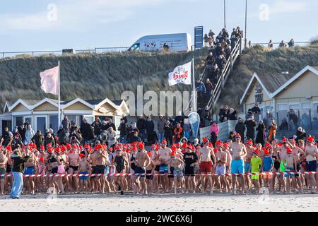 Neujahrsschwimmen in Domburg auf Walcheren, die Teilnehmer stehen an, um ins Wasser zu springen, Zeeland, Niederlande. ###NUR REDAKTIONELLE VERWENDUNG### NEUJAHRSSC Stockfoto