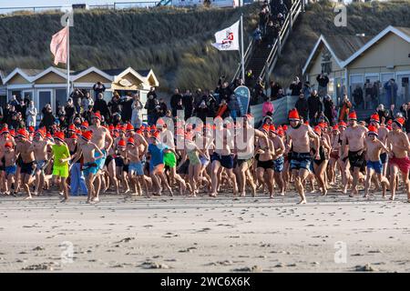 Neujahrsschwimmen in Domburg auf Walcheren, sprinten die Teilnehmer ins Wasser, Zeeland, Niederlande. ###NUR REDAKTIONELLE VERWENDUNG### Neujahrsschwimmen in Stockfoto