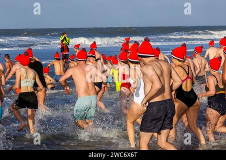 Neujahrsschwimmen in Domburg auf Walcheren, sprinten die Teilnehmer ins Wasser, Zeeland, Niederlande. ###NUR REDAKTIONELLE VERWENDUNG### Neujahrsschwimmen in Stockfoto