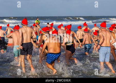 Neujahrsschwimmen in Domburg auf Walcheren, sprinten die Teilnehmer ins Wasser, Zeeland, Niederlande. ###NUR REDAKTIONELLE VERWENDUNG### Neujahrsschwimmen in Stockfoto