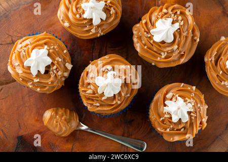 Leckere Cupcakes mit Dulce de leche auf einem Holztisch Stockfoto