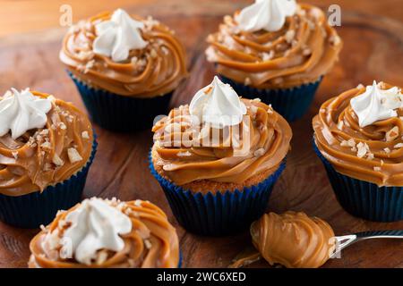 Leckere Cupcakes mit Dulce de leche auf einem Holztisch Stockfoto