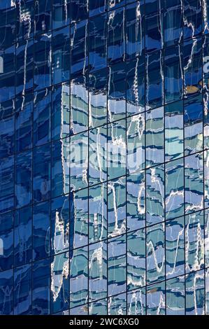 Glass on Glass: 200 West Street (Hauptquartier von Goldman Sachs) spiegelt sich im One World Trade Center, von der Battery Park City Esplanade aus gesehen. Stockfoto