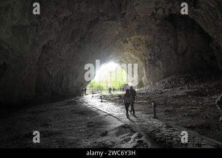 Touristen in Stopica Cave Hall, Rozanstvo, Serbien Stockfoto