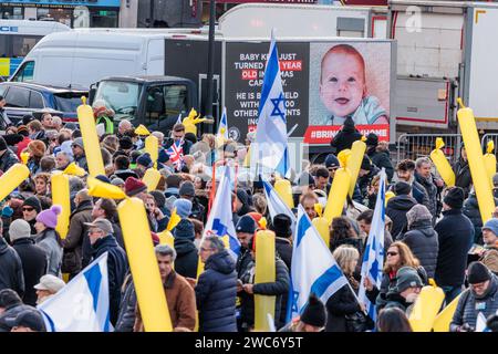 Trafalgar Square, London, Großbritannien. Januar 2024. Tausende von Menschen traten der israelischen Kundgebung in London bei, die 100 Tage nach der Gefangennahme der Geiseln nach dem Terroranschlag der Hamas auf Israel stattfand. Die Veranstaltung beinhaltete eine Reihe von Sprechern, darunter Familienmitglieder einiger der 136 Geiseln, die noch immer in Gefangenschaft gehalten wurden, sowie musikalische Darbietungen israelischer Künstler. 1.400 Israelis wurden brutal ermordet und 240 Geiseln genommen, als die Hamas am 7. Oktober 2023 in Israel einmarschierte. Foto: Amanda Rose/Alamy Live News Stockfoto