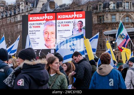 Trafalgar Square, London, Großbritannien. Januar 2024. Tausende von Menschen traten der israelischen Kundgebung in London bei, die 100 Tage nach der Gefangennahme der Geiseln nach dem Terroranschlag der Hamas auf Israel stattfand. Die Veranstaltung beinhaltete eine Reihe von Sprechern, darunter Familienmitglieder einiger der 136 Geiseln, die noch immer in Gefangenschaft gehalten wurden, sowie musikalische Darbietungen israelischer Künstler. 1.400 Israelis wurden brutal ermordet und 240 Geiseln genommen, als die Hamas am 7. Oktober 2023 in Israel einmarschierte. Foto: Amanda Rose/Alamy Live News Stockfoto