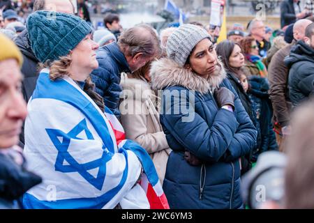 Trafalgar Square, London, Großbritannien. Januar 2024. Suella Braverman schließt sich Tausenden von Menschen an, die an der israelischen Demonstration in London teilnehmen, um 100 Tage nach der Gefangennahme der Geiseln nach dem Terroranschlag der Hamas auf Israel zu feiern. Die Veranstaltung beinhaltete eine Reihe von Sprechern, darunter Familienmitglieder einiger der 136 Geiseln, die noch immer in Gefangenschaft gehalten wurden, sowie musikalische Darbietungen israelischer Künstler. 1.400 Israelis wurden brutal ermordet und 240 Geiseln genommen, als die Hamas am 7. Oktober 2023 in Israel einmarschierte. Foto: Amanda Rose/Alamy Live News Stockfoto