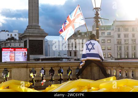 Trafalgar Square, London, Großbritannien. Januar 2024. Tausende von Menschen traten der israelischen Kundgebung in London bei, die 100 Tage nach der Gefangennahme der Geiseln nach dem Terroranschlag der Hamas auf Israel stattfand. Die Veranstaltung beinhaltete eine Reihe von Sprechern, darunter Familienmitglieder einiger der 136 Geiseln, die noch immer in Gefangenschaft gehalten wurden, sowie musikalische Darbietungen israelischer Künstler. 1.400 Israelis wurden brutal ermordet und 240 Geiseln genommen, als die Hamas am 7. Oktober 2023 in Israel einmarschierte. Foto: Amanda Rose/Alamy Live News Stockfoto