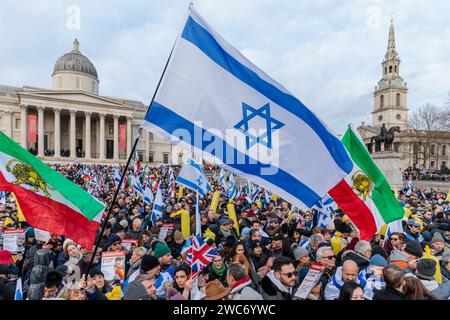 Trafalgar Square, London, Großbritannien. Januar 2024. Tausende von Menschen traten der israelischen Kundgebung in London bei, die 100 Tage nach der Gefangennahme der Geiseln nach dem Terroranschlag der Hamas auf Israel stattfand. Die Veranstaltung beinhaltete eine Reihe von Sprechern, darunter Familienmitglieder einiger der 136 Geiseln, die noch immer in Gefangenschaft gehalten wurden, sowie musikalische Darbietungen israelischer Künstler. 1.400 Israelis wurden brutal ermordet und 240 Geiseln genommen, als die Hamas am 7. Oktober 2023 in Israel einmarschierte. Foto: Amanda Rose/Alamy Live News Stockfoto