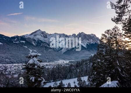 Garmisch-Partenkirchen: Wettersteingebirge, Gipfel Alpspitze (links), Gipfel Zugspitze (rechts) in Oberbayern, Oberbayern, Zugspitz-Region, B Stockfoto