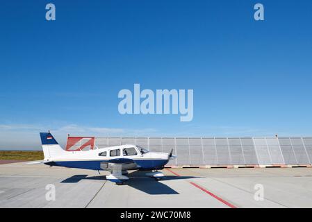 Sportflugzeug auf dem Vorfeld Stockfoto