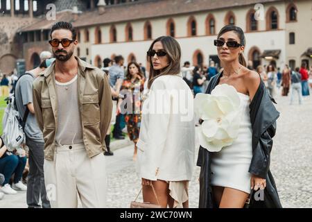 Gäste außerhalb der Alberta Ferretti Show während der Milan Fashion Week Damenbekleidung Frühjahr/Sommer 2024. Stockfoto