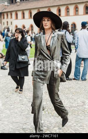 Francesca Sofia Novello vor der Alberta Ferretti Show während der Mailand Fashion Week Damenbekleidung Frühjahr/Sommer 2024. Stockfoto