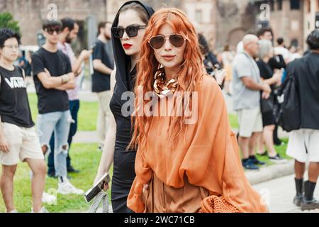 Gäste außerhalb der Alberta Ferretti Show während der Milan Fashion Week Damenbekleidung Frühjahr/Sommer 2024. Stockfoto