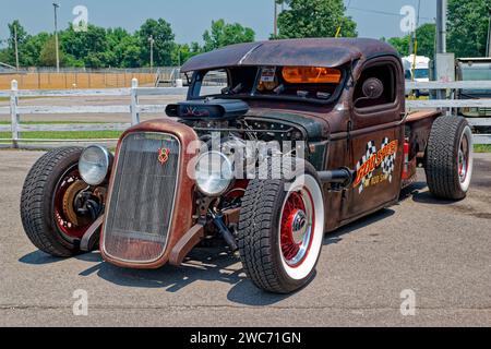 Ein Hot Rod oder eine Rattenrute in einem Frühlingswagen zeigen Nahaufnahme von vorne zu Seite an einem sonnigen Tag im späten Frühling Stockfoto