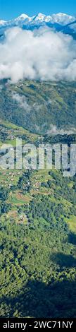 Blick aus der Vogelperspektive auf die Himalaya-Bergkette von Nagarkot umgeben von Wolken. Die höchsten Berge der Welt von Nepal aus gesehen Stockfoto