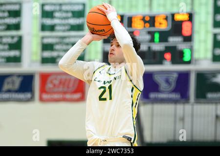 Syracuse, NY, USA. Januar 2024. Le Moyne Dolphins Wachmann Trent Mosquera (21) schießt den Ball gegen die Merrimack Warriors während der ersten Halbzeit am Samstag, den 13. Januar 2024 im Ted Grant Court in Syracuse, NY. Merrimack gewann 66:62. Rich Barnes/CSM/Alamy Live News Stockfoto