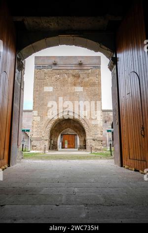 Sultan Han ist eine große Seldschukische Karawanserei aus dem 13. Jahrhundert in der Stadt Sultanhanı, Provinz Aksaray, Türkei. Stockfoto