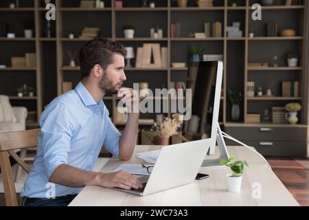 Mann lernt künstliche Intelligenz, arbeitet am Computer im Homeoffice Stockfoto