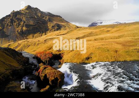 Skogafoss Wasserfall (60 m Fallhöhe und 25 m breit), Südisland Stockfoto