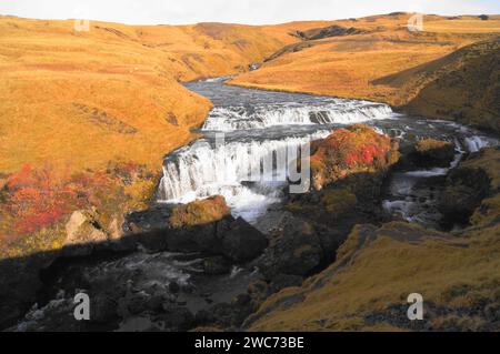 Skogafoss Wasserfall (60 m Fallhöhe und 25 m breit), Südisland Stockfoto