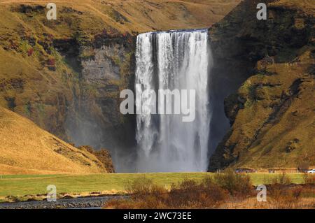 Skogafoss Wasserfall (60 m Fallhöhe und 25 m breit), Südisland Stockfoto