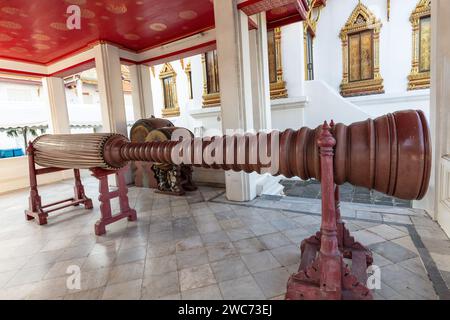 Lange Trommel am Marbel-Tempel (Wat Benchamabophit Dusitvanaram), Bangkok, thailand. Aus einem einzigen Block Palisander geschnitzt, 5,32 Meter lang. Stockfoto