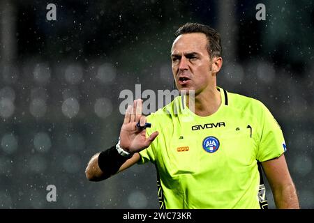 Florenz, Italien. Januar 2024. Der Schiedsrichter Luca Pairetto gibt während des Fußballspiels der Serie A zwischen ACF Fiorentina und Udinese Calcio im Artemio Franchi-Stadion in Florenz (Italien) am 14. Januar 2023 Gesten. Quelle: Insidefoto di andrea staccioli/Alamy Live News Stockfoto