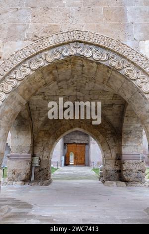 Sultan Han ist eine große Seldschukische Karawanserei aus dem 13. Jahrhundert in der Stadt Sultanhanı, Provinz Aksaray, Türkei. Stockfoto