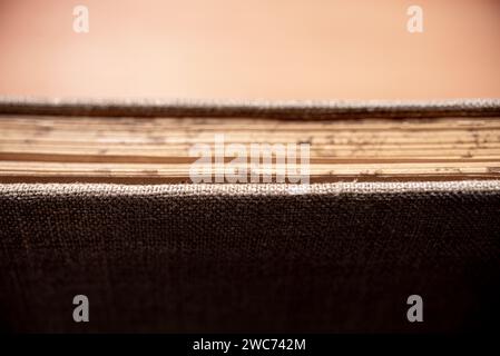 Ein Stapel von Vintage-Büchern ist ordentlich auf einem Holztisch angeordnet, was eine nostalgische und gemütliche Atmosphäre schafft Stockfoto