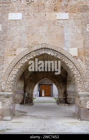 Sultan Han ist eine große Seldschukische Karawanserei aus dem 13. Jahrhundert in der Stadt Sultanhanı, Provinz Aksaray, Türkei. Stockfoto