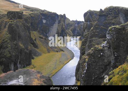 Der Fluss Fjadra fließt durch den Fjadrargljufur Canyon, mit Blick auf den Atlantischen Ozean in der Nähe von Kirkjubæjarklaustur, Südosten Islands. Stockfoto