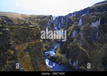 Der Fluss Fjadra fließt durch den Fjadrargljufur Canyon, mit Blick auf den Atlantischen Ozean in der Nähe von Kirkjubæjarklaustur, Südosten Islands. Stockfoto