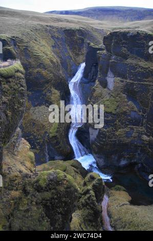 Der Fluss Fjadra fließt durch den Fjadrargljufur Canyon, mit Blick auf den Atlantischen Ozean in der Nähe von Kirkjubæjarklaustur, Südosten Islands. Stockfoto