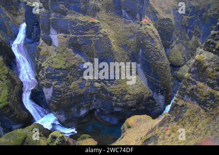 Der Fluss Fjadra fließt durch den Fjadrargljufur Canyon, mit Blick auf den Atlantischen Ozean in der Nähe von Kirkjubæjarklaustur, Südosten Islands. Stockfoto