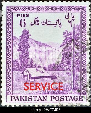 Gestempelte Briefmarke, gedruckt von Pakistan, die Berglandschaft mit Kagan, Hazara District, Overprint Service, um 1954 zeigt. Stockfoto