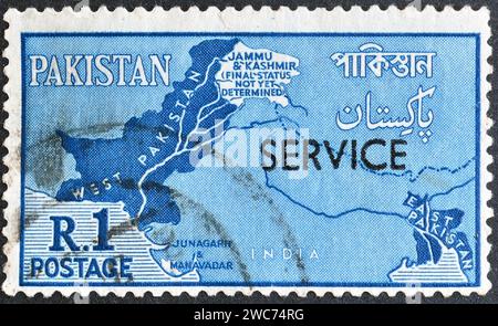 Von Pakistan gedruckte Stempelmarke, die Karte mit umstrittenen Gebieten mit aufgedruckter neuer Währung zeigt, um 1961. Stockfoto