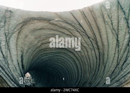 Rundblick über die Eishöhle des Tunnels von innen. Cueva de Jimbo, Ushuaia, Feuerland. Hochwertige Fotos Stockfoto