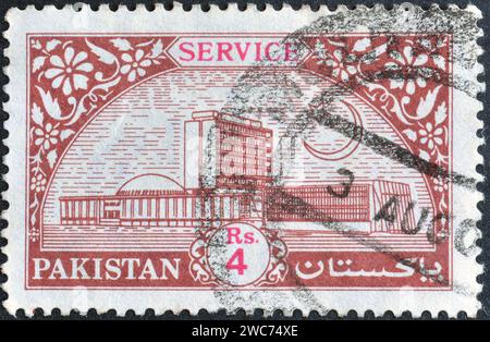 Gestempelte Briefmarke, gedruckt von Pakistan, die die Staatsbank von Pakistan zeigt, um 1990. Stockfoto