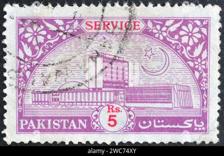 Gestempelte Briefmarke, gedruckt von Pakistan, die die Staatsbank von Pakistan zeigt, um 1990. Stockfoto