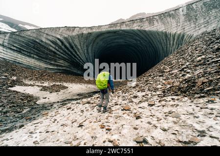 Rundblick über die Eishöhle des Tunnels von innen. Cueva de Jimbo, Ushuaia, Feuerland. Hochwertige Fotos Stockfoto